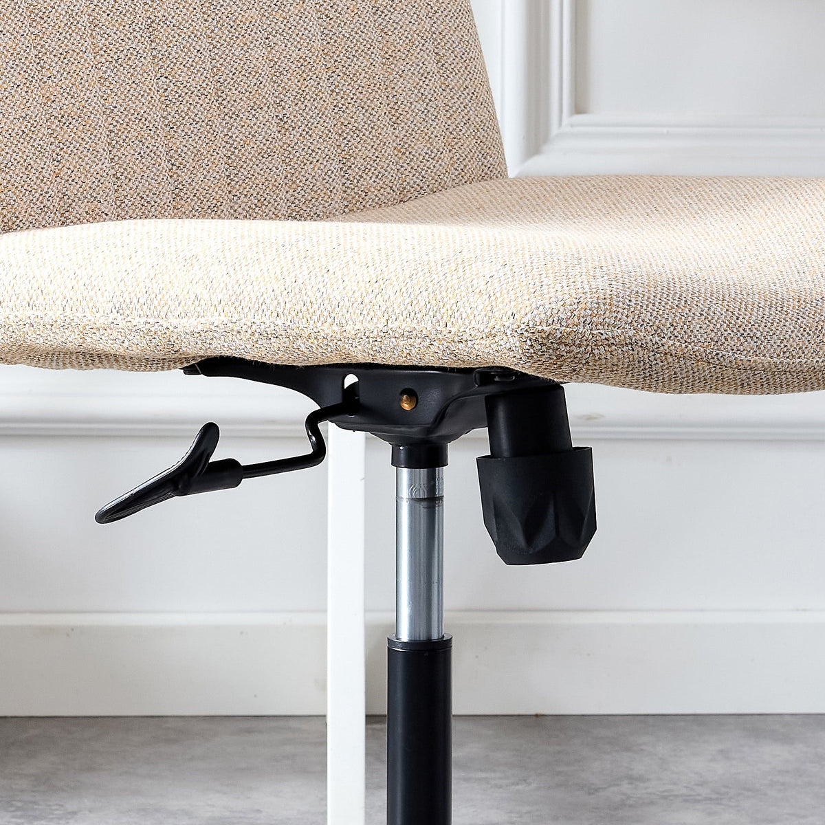 Adjustable Swivel Home Office Computer Chair with Cushion & Black Foot I1101